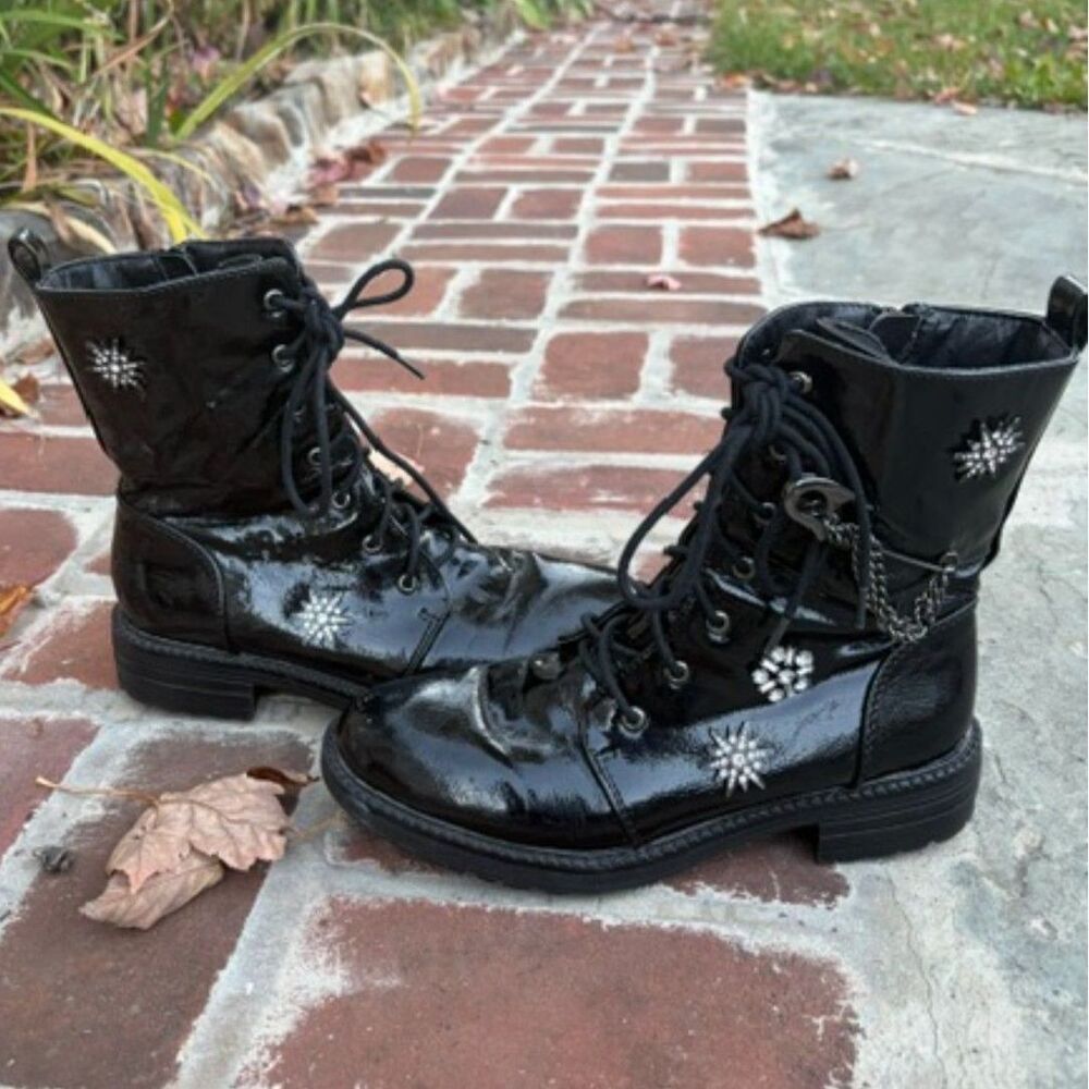 Unionbay women’s combat-style boot in size 6.5 silver snowflake on the sides.